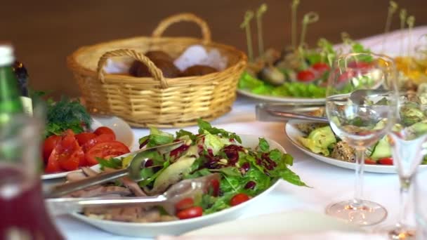 Tigela cheia de salada verde fresca  . — Vídeo de Stock
