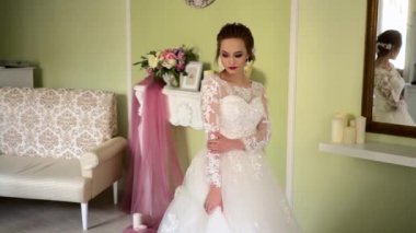 Sabah gelin. Güzel Rus Genç gelin bir gelinlik.