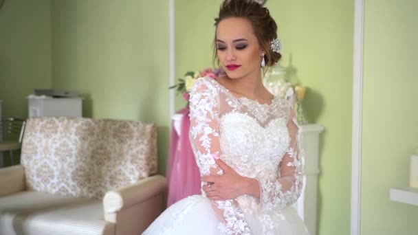 La mariée attend un être cher. Groom donne un bouquet à la mariée . — Video