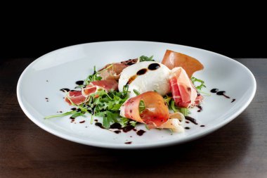 Pastırma ve yumuşak peynir salatası. Sos-2 ile süslüdür.