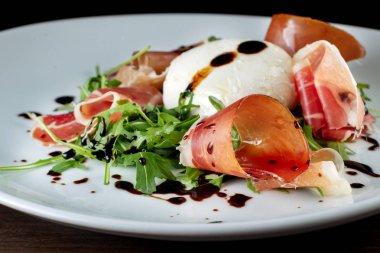 Pastırma ve yumuşak peynir salatası. Sos ile süslüdür.