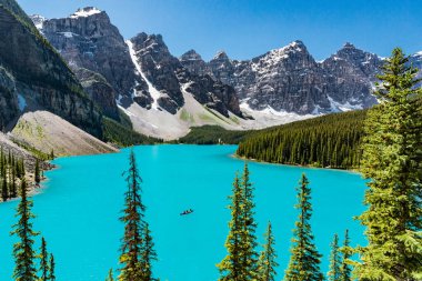 Banff Ulusal Parkı 'ndaki Moraine Gölü' ndeki kano, Alberta, Kanada