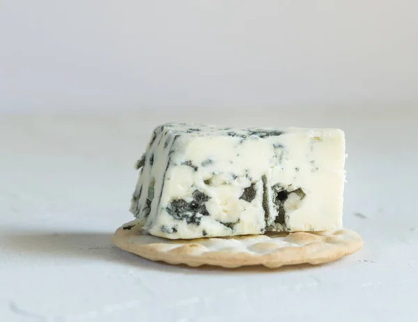 Roquefort Blauwe Kaas Kraker Rustieke Witte Tafel — Stockfoto