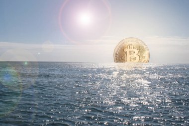 Yükselen / kavramı okyanus ve altın bitcoin güneş batıyor Bitcoin para birimi