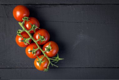 Rustik siyah ahşap masa - üstten görünüm fotoğraf asma domates