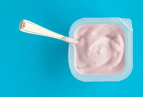 Yoghurt Plastmugg Nära Upp Rosa Yoghurt Blå Bakgrund Med Liten — Stockfoto