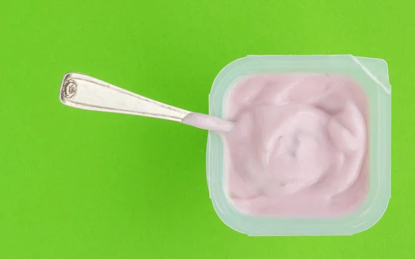 Yoghurt Plastmugg Nära Håll Med Liten Silver Sked Ovanifrån Foto — Stockfoto