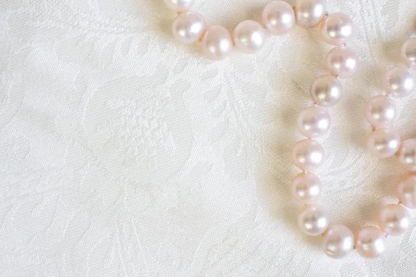 Sfondo Raso Seta Bianco Vicino Con Collana Perle — Foto Stock