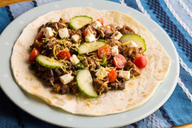 Tavuk, peynir ve taze sebze closeup tortilla