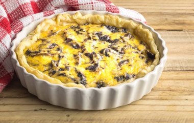 Rustik ahşap mutfak masasında mantar tart