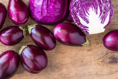 Bebek patlıcan ve metin için yer ile rustik ahşap yüzeyde bebek mor lahana