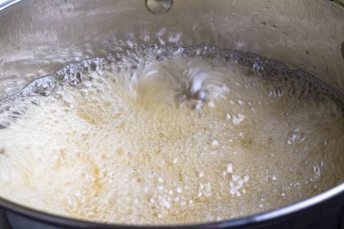 Yukarı hareket ile yakın tencereye sıvı kaynama - karamel şurup hızlı kaynatın, yemek