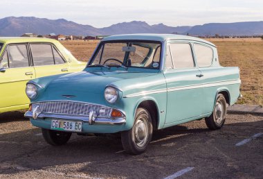 Queenstown, Güney Afrika, 17 Haziran 2017: Queenstown Air Show - açıklayıcı içerik görüntü ekranda Vintage mavi ve Beyaz Ford Anglia araba