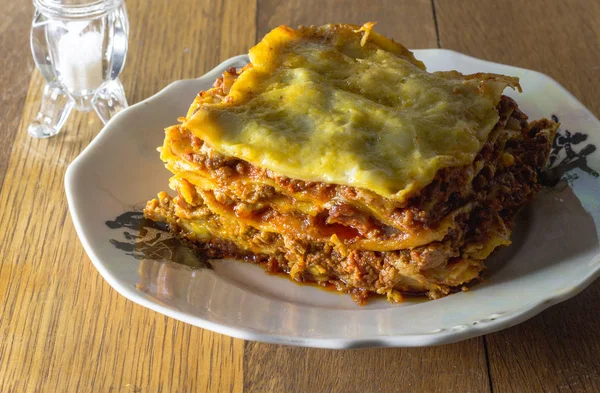 Lasagne Service Dans Une Assiette Tranches Pâtes Viande Lasagne Gros — Photo