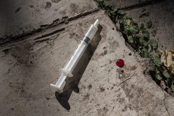 Discarded Syringe Concrete Outdoors Close Drug Concept Image — Stock Photo, Image