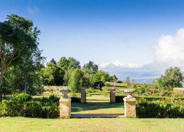 Duvar ve süs bitki kapları Hogsback, Eastern Cape, Güney Afrika ile artalan labirentinde bir vadi manzaralı kenarında resmi Bahçe