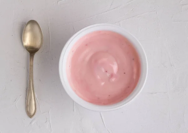 Tazza Yogurt Con Yogurt Rosa Alla Fragola Sfondo Grigio Con — Foto Stock