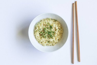 Yemek çubukları beyaz izole kase erişte