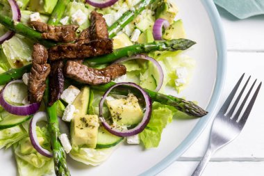 Biftek avokado ve kuşkonmaz salatası