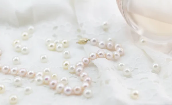 Gyöngy Csipke Parfüm Lágy Fókusz Fénykép Fehér Rózsaszín Háttér — Stock Fotó