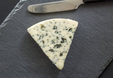 Rokfor peynir kama üstten görünüm resmi siyah arduvaz kaplamak için