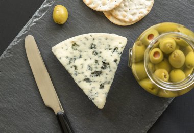 Rokfor peynir kama üstten görünüm fotoğraf kraker ve yeşil zeytin ile