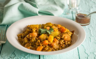 Mercimek ve sebze köri rustik mavi ahşap masa üzerinde Kapat