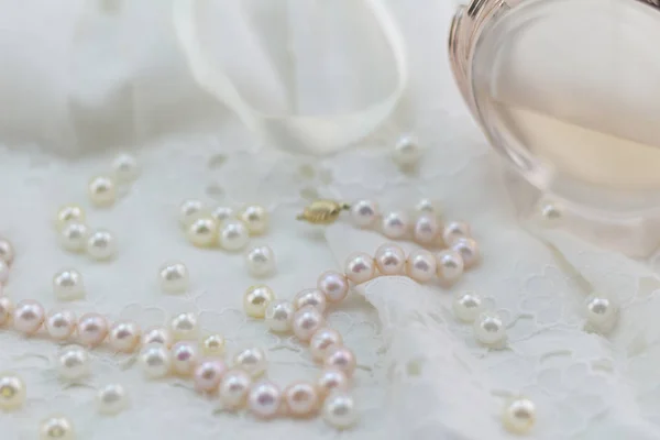 Fondo Perlas Con Perlas Dispersas Collar Perlas Rosadas Encaje Blanco — Foto de Stock