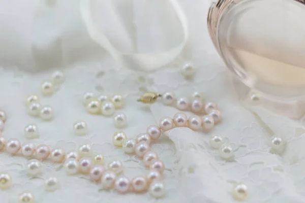 Fondo Perla Con Perle Sparse Collana Perle Rosa Pizzo Bianco — Foto Stock