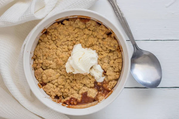 Apple Crumble Top View Photograph Apple Crumble White Dish Spoon — Stock Photo, Image