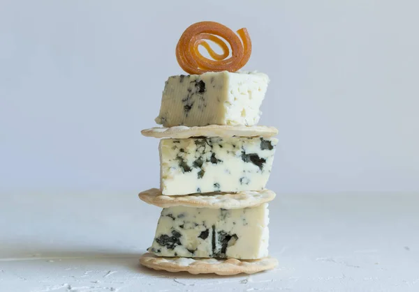 Blue Cheese Kubussen Crackers Stapelen Dicht Voor Foto Van Het — Stockfoto