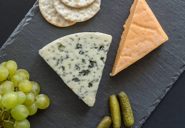 Tabla Quesos Con Queso Azul Queso Cheddar Uvas Verdes Galletas — Foto de Stock