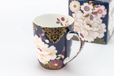 Hediye ile dekore edilmiş porselen kupa bardak / arka plan beyaz arka plan üzerinde izole Kupası için ön plan ve hediye kutusunda su bardağı