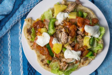 Tavuk, ananas, marul, salsa ve yoğurt - açık tortilla rustik ev yapımı tortilla - görüntü