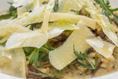 Parmesan peyniri ve roket - görüntü ile mantarlı risotto