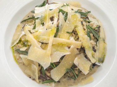 Parmesan peyniri ve roket - görüntü ile mantarlı risotto