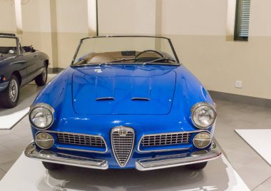 Franschhoek, Western Cape, Güney Afrika - 16 Aralık 2018: Vintage Alfa Romeo Spider mavi motorlu araç sergi Franschhoek Motor Müzesi'nde