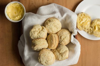 Dilimlenmiş çörekler ile bir çanak havlu çörekler, bir tabak o tereyağlı