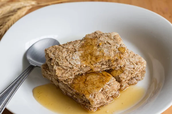 Desayuno barras de cereales de trigo recubiertas de miel en tazón blanco clos — Foto de Stock