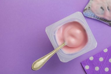 Doğal boyama ile sağlıklı çilek Meyve aromalı yoğurt 