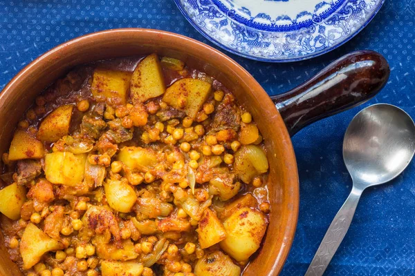 Csicseriborsó, zöldségek és a hús curry a earthern Ware rakott — Stock Fotó