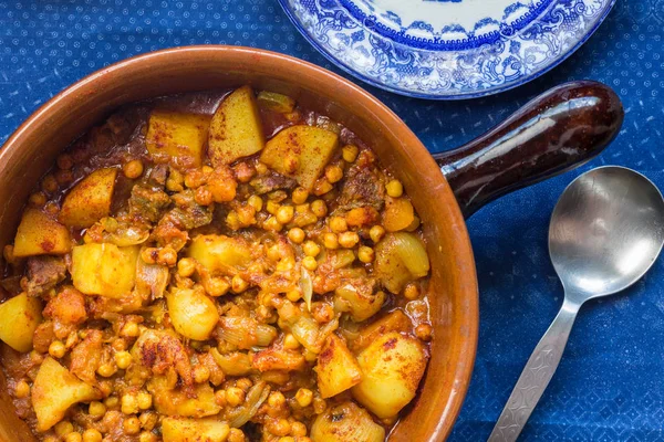 Ervilha, legumes e caril de carne em caçarola de utensílios de cozinha — Fotografia de Stock