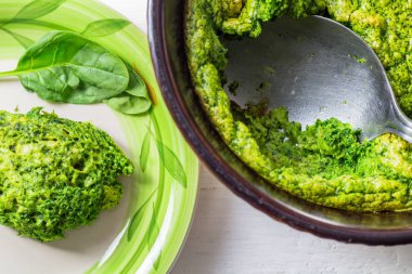 Tabakta servis kaşığı ve kremalı ıspanak ile sufle yemekte pişmiş ıspanak sufle