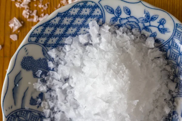 Хлопья кипрской соли в маленькой сине-белой тарелке на woo — стоковое фото