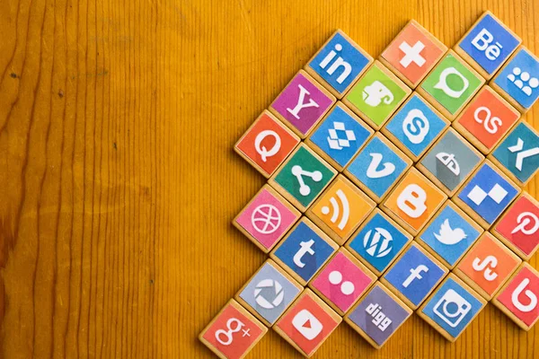 Social media background with social media logos on wooden game b — Stock Photo, Image