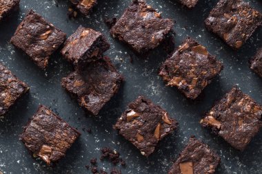 Benekli gri arka plan textu üzerinde Pişmiş çikolata brownie kareler