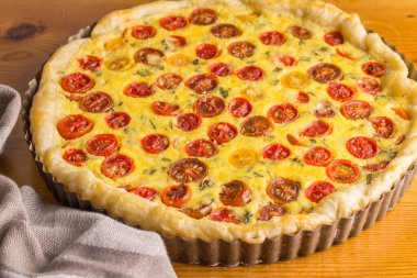 Tahta masadan kiraz domates ve yumurtalı tart.