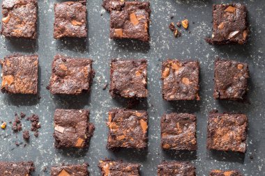 Çikolatalı brownie kek kareleri siyah benekli doku arka planında