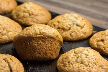 Mutfak tezgahında fırında kek. Seçici bir odak noktası.