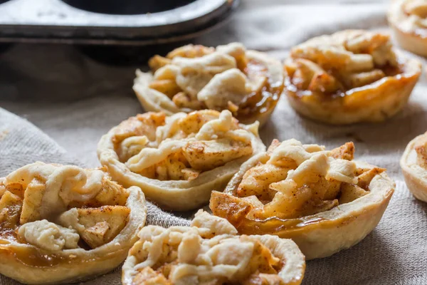 Pequenas Tortas Maçã Com Decoração Canela Massa Tartes Maçã Fecham — Fotografia de Stock